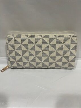 Zip-Around Geometric Wallet in Cream and Black